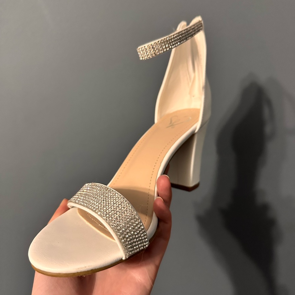 White shoes - Picture 3 of 5